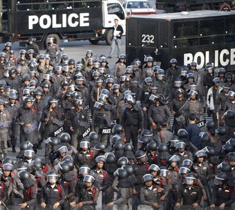 taylandda-polisler-sokaklarda-52c21b280c25c